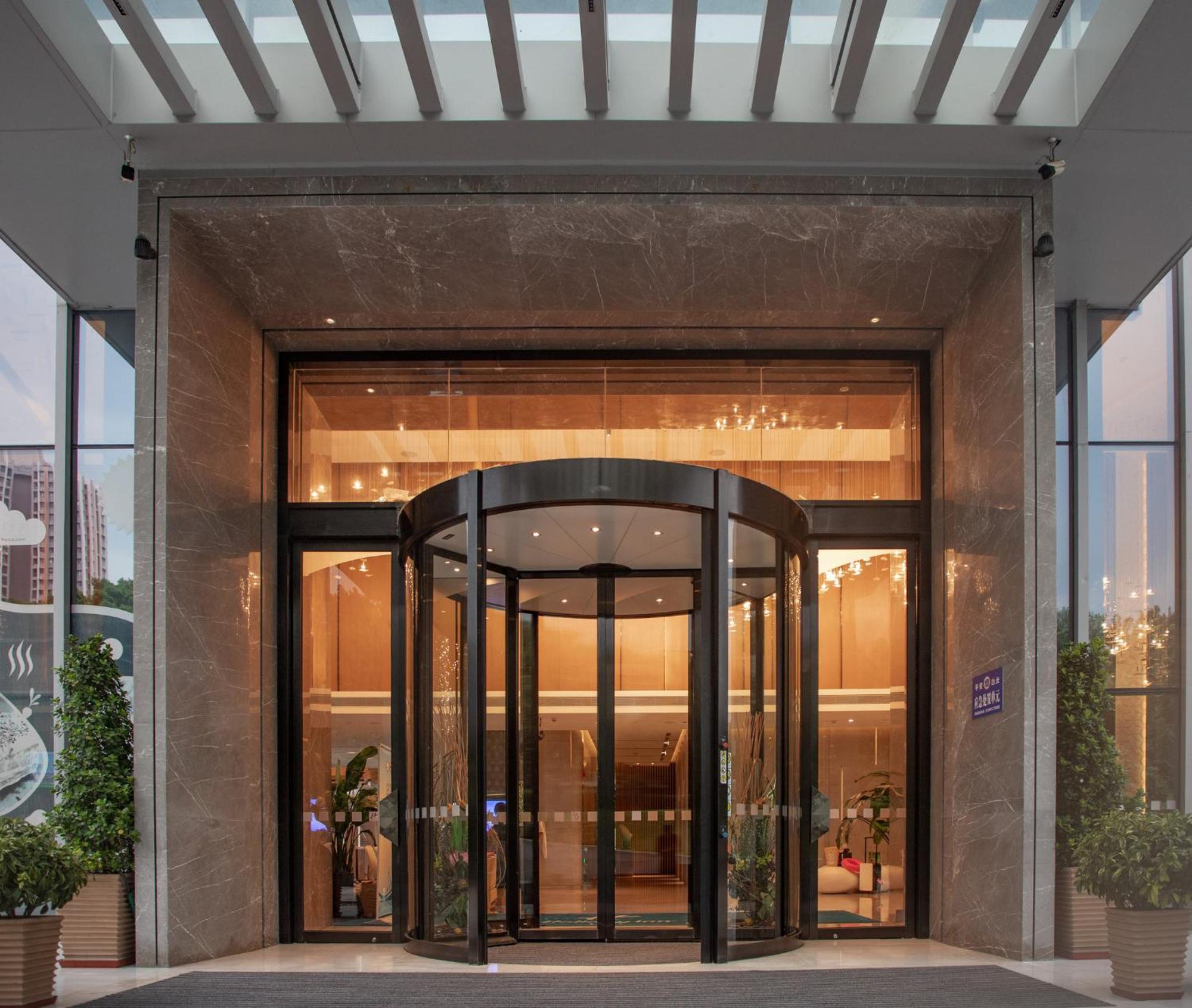 Holiday Inn Guangzhou South Lake Hotel - Ideal For Business & Leisure Buitenkant foto