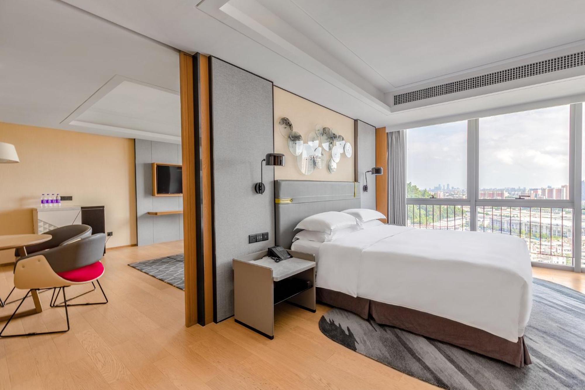 Holiday Inn Guangzhou South Lake Hotel - Ideal For Business & Leisure Buitenkant foto